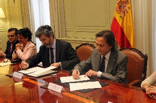 El presidente del CGPJ, Carlos Lesmes, y el presidente de Transparencia Internacional, Jesús Lizcano